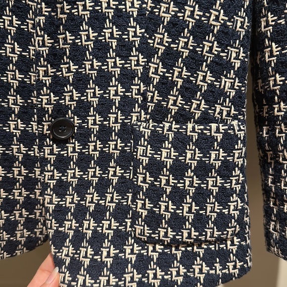 Banana Republic Blazer. Size 4. Blue and white stitched pattern - Picture 3 of 5